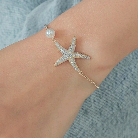 Rhinestone Starfish Bracelet - Picture 2 of 3
